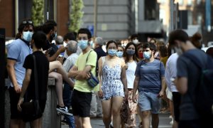 Varias personas caminan con mascarilla por una calle del centro de Madrid. / Europa Press / Archivo