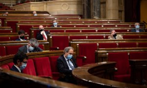 El presidente de la Generalitat, Quim Torra, en su escaño, durante un pleno extraordinario en el Parlament de Cataluña para debatir sobre "la situación política creada por la crisis de la monarquía española" tras la marcha del rey emérito de España. E.P./