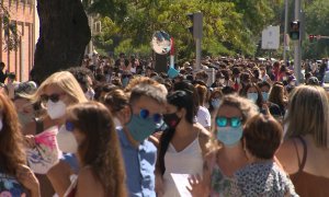 Aglomeraciones en la primera jornada de pruebas serológicas a docentes de Madrid