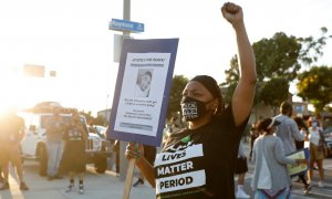 Un manifestante sostiene un cartel que dice "Justicia para Dijon" durante una protesta contra el asesinato de Dijon Kizzee en Los Ángeles. REUTERS / Patrick T. Fallon