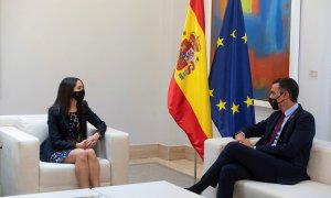 El presidente del Gobierno, Pedro Sánchez, conversa en la Moncloa con la líder de Ciudadanos, Inés Arrimadas, durante su ronda de contactos con los partidos políticos. EFE/Fernando Villar