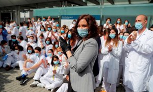 La presidenta de la Comunidad de Madrid, Isabel Díaz Ayuso (d), asiste al acto de cierre del hospital de campaña del recinto ferial de Ifema el pasado 1 de mayo. EFE/Emilio Naranjo/Archivo