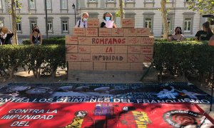 El abogado Jacinto Lara y la activista Justa Montero leyendo el manifiesto contra la impunidad del franquismo en un acto celebrado este jueves en Madrid.- CEAQUA