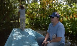 Imagen de Ricardo Rodríguez en la canoa con un chinampero que lo lleva a su isla.- ANNA PORTELLA