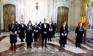 Felipe VI y el presidente del Consejo General del Poder Judicial (CGPJ), Carlos Lesmes, posan antes de inaugurar el año judicial en una ceremonia celebrada este lunes en el Salón de Plenos del Tribunal Supremo, en Madrid. EFE/ J.j. Guillén