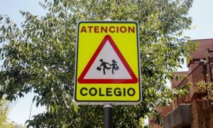 Señal de peligro 'atención colegio'. / Ricardo Rubio / Europa Press / Archivo