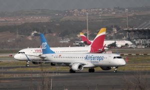Un avión de Iberia y otro de Air Europa en las pistas del Aeropuerto de Barajas. E.P./Eduardo Parra