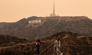 Venice (United States), 11/09/2020.- A view of the Hollywood sign under an orange overcast sky in the afternoon in Los Angeles, California, USA, 10 September 2020. California wildfire smoke high in the atmosphere all over the state blocked the sunlight an