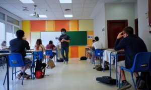 Alumnos de bachiller mantienen las medidas de seguridad en el aula (Madrid). /Europa Press/ Archivo