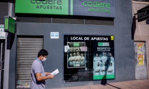Un hombre pasa por un local de apuestas de Codere, en Madrid. E.P./Ricardo Rubio