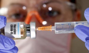 Un investigador de la vacuna de Oxford dice que los resultados no estarán hasta finales de 2021 / REUTERS