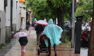 Una mujer y una niña pasean con paraguas en la capital en un día de lluvia y bajada de temperaturas en toda España. Marta Fernández / Europa Press / Archivo