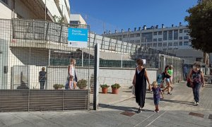 Les famílies porten els infants a l'Escola Fort Pienc de Barcelona el primer dia de curs amb totes les mesures de seguretat sanitària. Maria Rubio