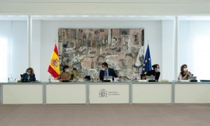 El presidente del gobierno, Pedro Sánchez (c) junto con la vicepresidenta primera, Carmen Calvo (2i) y los vicepresidentes Nadia Calviño (i), Pablo Iglesias (2d) y Teresa Ribera (d) durante un Consejo de Ministros. /EFE