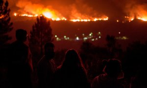 El incendio forestal iniciado este fin de semana en Vilariño de Conso, en la provincia de Ourense, obliga a salir a los vecinos de sus casas para luchar contra el fuego. EFE/Brais Lorenzo