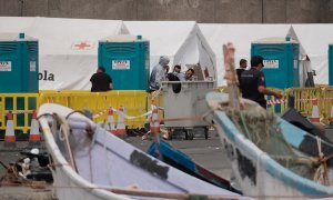 En el muelle de Arguineguín, en Gran Canaria (en la imagen), llegaron a concentrarse la semana pasada bajo carpas de la Cruz Roja más de 400 inmigrantes. /EFE