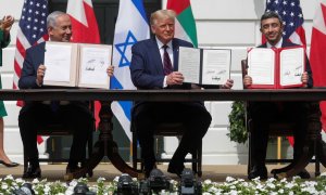 El primer ministro de Israel, Benjamin Netanyahu, el presidente de los Estados Unidos, Donald Trump, y el ministro de Relaciones Exteriores de los Emiratos Árabes Unidos (EAU), Abdullah bin Zayed, muestran sus copias de los acuerdos firmados mientras part