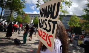 Un grupo de manifestantes marchan por la ciudad de Hanau para conmemorar el ataque racista a principios de este año que dejó ocho muertos en dos tiroteos en la ciudad alemana. La pancarta dice "Hannau odia a los nazis". / Reuters/ Kai Pfaffenbach