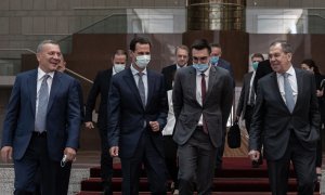 El presidente sirio Bashar al-Assad (2n I) reuniéndose con el viceprimer ministro ruso Yuri Borisov (izq.) Y el ministro de Relaciones Exteriores de Rusia, Sergey Lavrov (der.). /SANA /Europa Press
