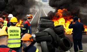 Decenas de trabajadores de la factoría de Alcoa en San Cibrao, Cervo (Lugo), vestidos con su ropa y cascos de trabajo, han cortado esta mañana, sobre las 10:30 horas, la Autovía del Cantábrico (A-8) a su paso por el municipio lucense de Ribadeo, para rec