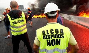 Decenas de trabajadores de la factoría de Alcoa en San Cibrao, Cervo (Lugo), vestidos con su ropa y cascos de trabajo, han cortado esta mañana, sobre las 10:30 horas, la Autovía del Cantábrico (A-8) a su paso por el municipio lucense de Ribadeo, para recl