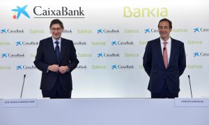 El presidente de Bankia, que será presidente ejecutivo de la nueva entidad, José Ignacio Goirigolzarri, y el consejero delegado de CaixaBank, que será consejero delegado de la nueva entidad, Gonzalo Gortázar, durante la rueda de prensa para presentar el a