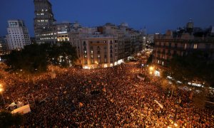 Vista aèria de les concentracions davant la Conselleria d'Economia