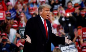 Trump durante un acto de campaña en Fayetteville. REUTERS.