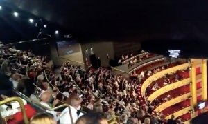 Espectadores en el Teatro Real, que se vio obligado a suspender al función. / @EMILIACHACON