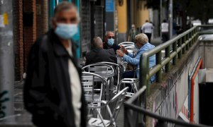 20/09/2020.- Vecinos de Carabanchel sentados en la terraza de un bar de su barrio este domingo. / EFE - David Fernández