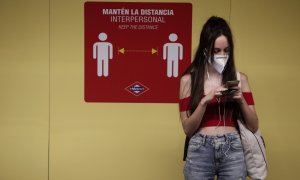 Una pasajera espera su tren en un andén de la estación de Metro de San Bernardo, en Madrid. Eduardo Parra / Europa Press / Archivo