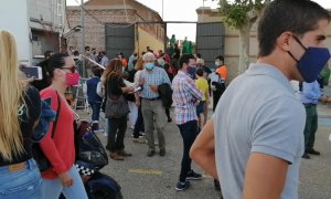 Asistentes a la novillada de este domingo en la entrada de la plaza de toros de Fuensalida (Toledo).