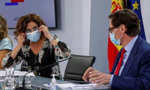 La ministra de Hacienda y portavoz del Gobierno, Maria Jesús Montero (i), y el ministro de Sanidad, Salvador Illa, en la rueda de prensa en el Palacio de la Moncloa. EFE/Emilio Naranjo