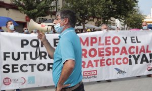 Los trabajadores del sector aeroespacial de la Bahía de Cádiz durante la protesta realizada en la localidad gaditana de Puerto Real este marte en una jornada de huelga convocada a nivel nacional. /EFE/ Román Ríos.