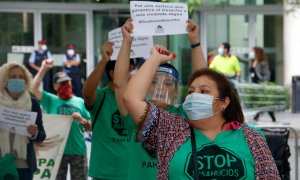 Integrants de la PAH protesten davant de la Ciutat de la Justícia contra la represa dels desnonaments, al juny. BLANCA BLAY / ACN