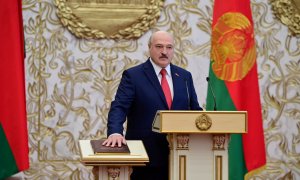 El presidente Alexandr Lukashenko tomando posesión del cargo de presidente en Minsk. / REUTERS