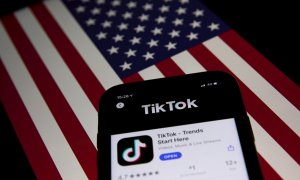 El ícono de la aplicación TikTok en un teléfono y la bandera de EE.UU. EFE / EPA / ROMAN PILIPEY