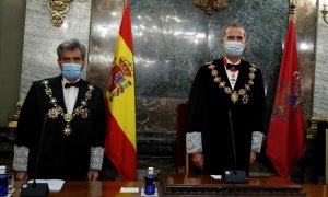 Felipe VI acompañado por el presidente del CGPJ, Carlos Lesmes. EFE