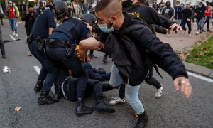 GRAF121. MADRID 24/09/2020.- Miembros de la policía antidisturbios cargan contra un grupo de manifestantes que protestaban en favor de la Sanidad Pública y contra los confinamientos selectivos, este jueves en Madrid. EFE/Emilio Naranjo