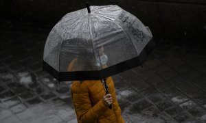 Una persona camina bajo la lluvia protegida con un paraguas, en Madrid. Óscar Cañas / Europa Press