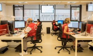 Centro de llamadas de la Creu Roja en Barcelona. / MIGUEL VELASCO ALMENDRAL