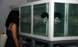 Una chica observando la pieza 'Shark' con la figura de Sadam Husein, de la muestra 'Censored' de Tatxo Benet, en la Panera de Lleida, el 23 de septiembre de 2020. / LÍDIA PENELO