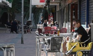 MADRID, 25/09/2020.- Varias personas en las terrazas del barrio madrileño de Orcasitas, en el distrito de Usera, una de las nuevas 8 áreas sanitaria que desde el próximo lunes se verá afectada por las retricciones de movilidad anunciadas hoy por la Comuni