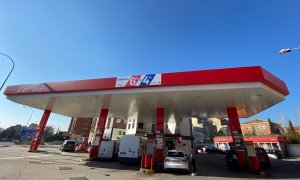 Varios vehículos repostando combustible en una gasolinera en Madrid. E.P./Eduardo Parra