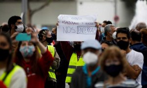 Centenares de personas se concentran este domingo en los alrededores de la Asamblea de Madrid en Vallecas para protestar contra las restricciones de movilidad decretadas por el Gobierno de Isabel Díaz Ayuso EFE/ DAVID FERNÁNDEZ