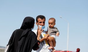 Imagen de archivo de una familia de refugiados en un campamento de Grecia. REUTERS