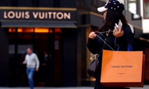 Una tienda de Louis Vuitton, una de las principales enseñas del grupo de jujo LVMH, en Viena. REUTERS/Lisi Niesner