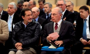 Fotografía de noviembre de 2018 del expresidente de Bankia Rodrigo Rato (d) junto al exconsejero de Caja Madrid José Antonio Moral Santín (i), durante la primera sesión del juicio por la salida a Bolsa de la entidad en la Audiencia Nacional. EFE/Fernando