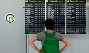 Un pasajero consulta un panel de información sobre vuelos en la terminal 4 del aeropuerto Adolfo Suárez-Barajas en Madrid. EFE/ Victor Lerena