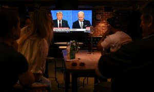 30/09/2020 - Personas miran el primer debate presidencial de Estados Unidos en un bar de Sídney. / REUTERS - LOREN ELLIOTT